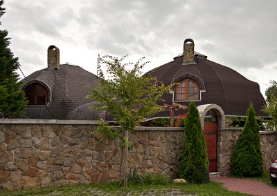 Villa Gubsci, adjacent buildings