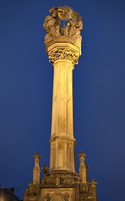 Lit-up Holy Trinity column on Fő tr