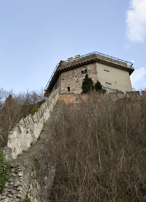 Solomons Tower, citadel walls