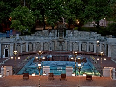 Outdoor wave pool