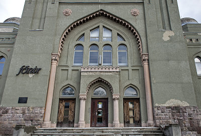 Synagogue/furniture store, entry