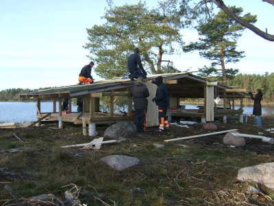 Produktionsskolans ungdomar bygger