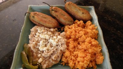 Chiles Rellenos Jalapeos Arroz Mexicano y Frijoles Refritos