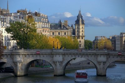 Le Pont Neuf en automne.