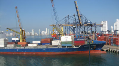 Unloading a container ship