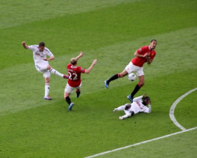 Nathan Wisely Gets Out of The Way When Gylfi Shoots