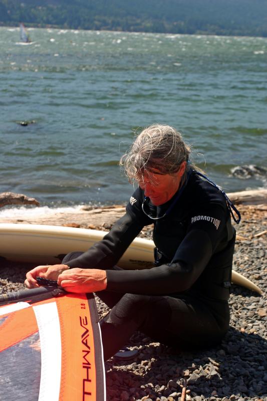 Gorge Gal attaching her Board