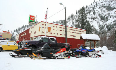  Snowmobilers Cruise In For a  Bite  And A Refill In Ardenvoir