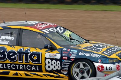 Lowndes busted windscreen