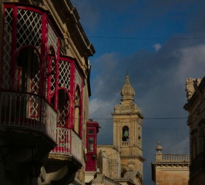 Red balconies and Carmelite church_Mdina
