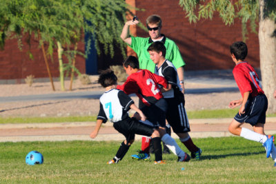 Tebow Splits the Defenders.JPG