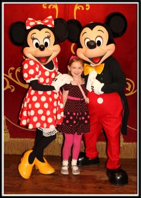 We decided to split up for 2hrs. Brett took Kylie, and I took Noelle (and the camera). Noelle and I went to meet Minnie & Mickey