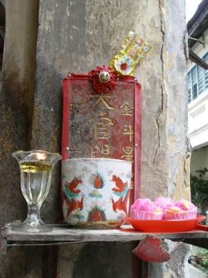 Tiny shrine, Chinatown