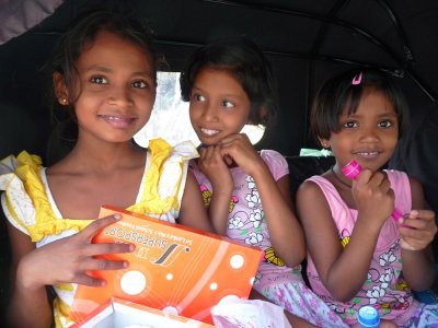 Girls in tuktuk, Dambulla