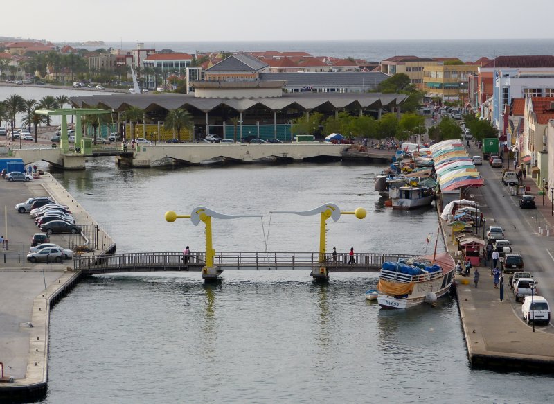 Queen Wilhelmina Bridge and the floating market
