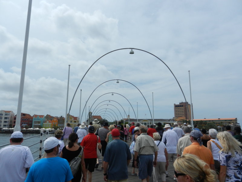 Hundreds of tourists crossing the Queen Emma Bridge