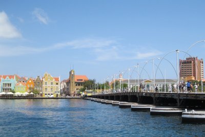 Queen Emma Bridge, the floating pedestrian bridge is back where it belongs!