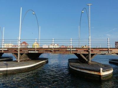 The bridge is now parallel to the Otrabando side & fully open