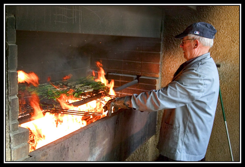 Los abuelos cocineros de calots  -  Elder cooking onions