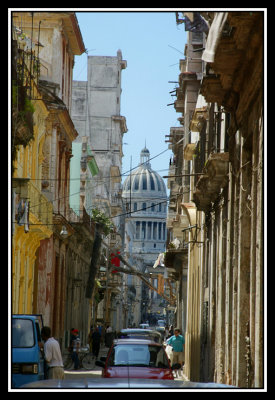 Calle y El Capitolio  -  Street and Capitol