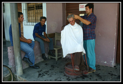 Barbero y sus clientes  -  Barber and clients
