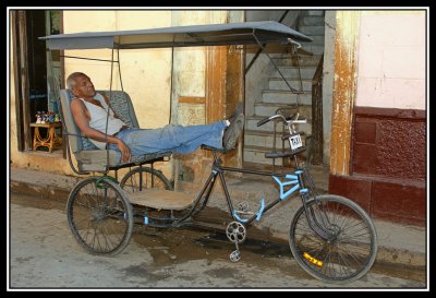 Bici taxi duerme  -  Sleeping chofer