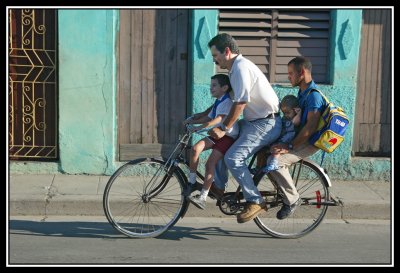 Dos familias en una bici  -  Two families on bicycle