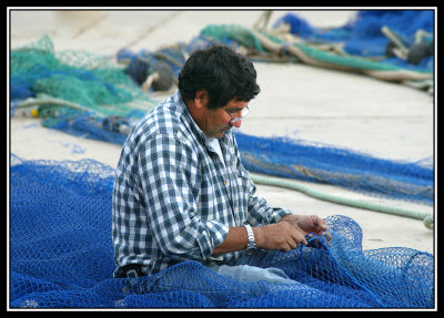 Pescador remendando red  -  Fisherman mending net
