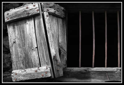 Ventana vieja establo - Old stable window B&W