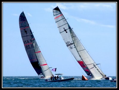 Duelo en la boya de barlovento entre Team New Zeland  y  +39 Challenge