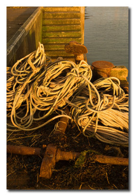 Cabos y ancla en el puerto - Ropes and anchor in the port