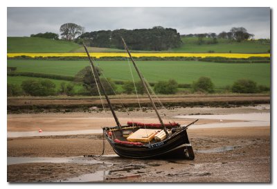 Barco fondeado en marea baja - Anchored boat at low tide