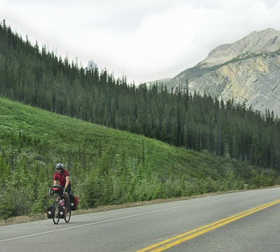Courageux cycliste sur la route de Jasper