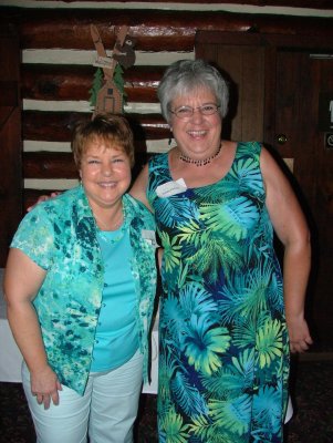 Nancy Wiedemeyer Hardesty and Susan Peters 3819.JPG