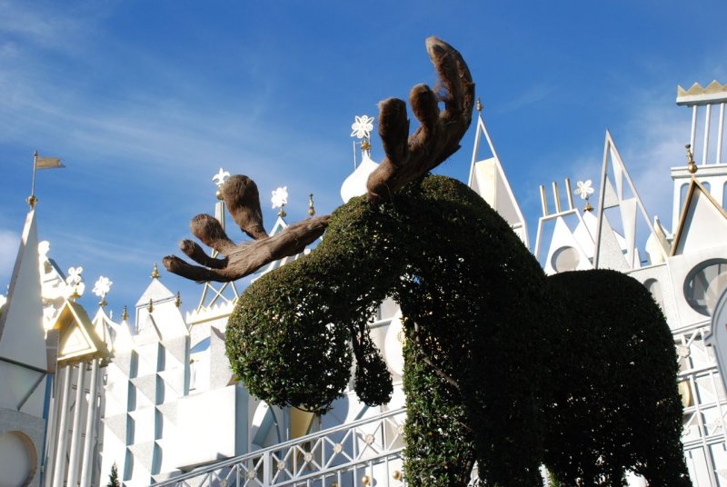 It's a Small World Moose Topiary