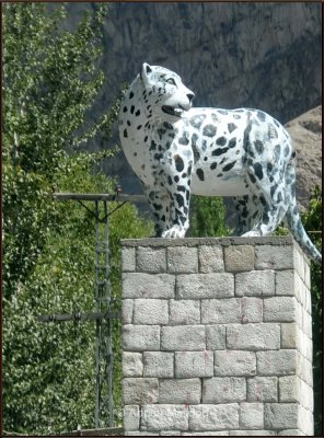 Snow leopard statue at Khaplu entrance.jpg