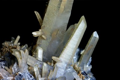 Slender Japan-law quartz twin, 35 mm longest arm, Krushev Dol Mine, Smolyan Oblast, Bulgaria.
