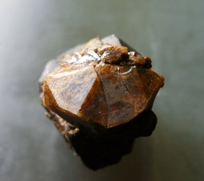 Canada Zircon geniculate twin on betafite