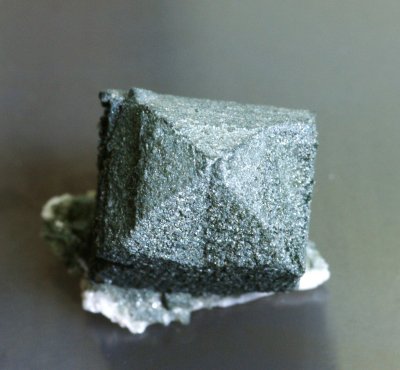 Adularia, chlorite-coated Baveno twin, 25 mm. Bzberg, Andermatt (Uri, Switzerland).