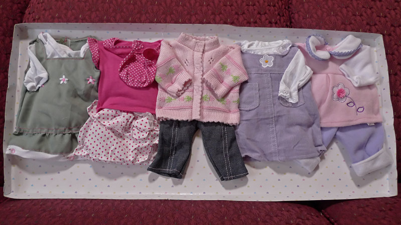 CLOTHES FOR DALIAS CHRISTMAS DOLL  -  ISO 200