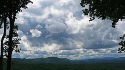 THREATENING CLOUDS  -  MILLS RIVER VALLEY - 16:9 ASPECT