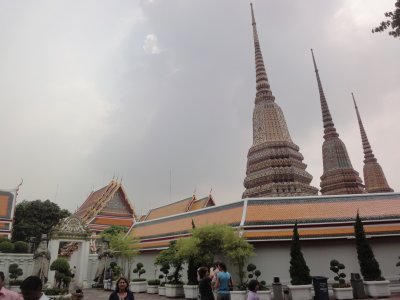 outside wat po 1