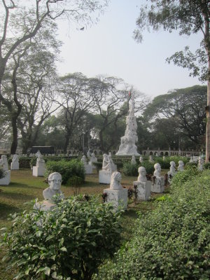 monuments in the middle of the rd