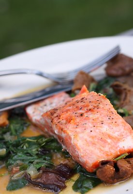 pand-seared salmon with spinach and shiitake
