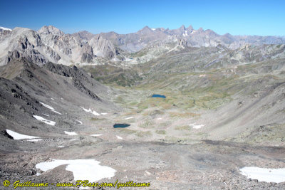 Haut vallon. Au fond : lacs de la Clare, Rond, du Grand Ban,  les aiguilles d'Arves...