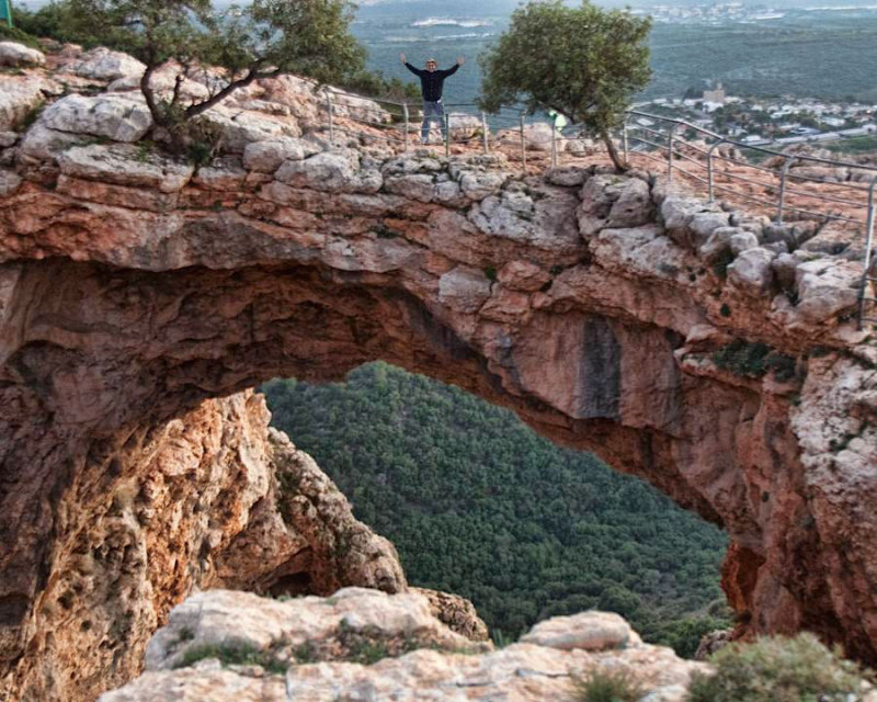 8671 - Lee Atop the Keshet Cave