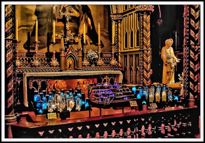 Les bougies sur l'autel de Notre-Dame