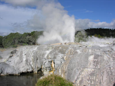 Te Puia - Pohutu geyser1.JPG