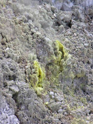 Wai-o-tapu - sulphur.JPG