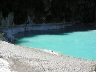 Waimangu rift valley - Inferno Crater.JPG